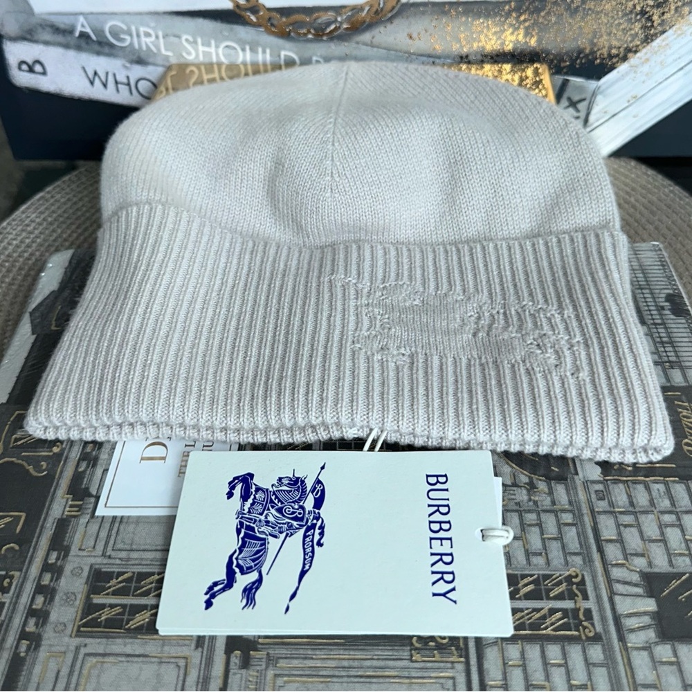 100% Cashmere NWT Burberry Beanie -Grey